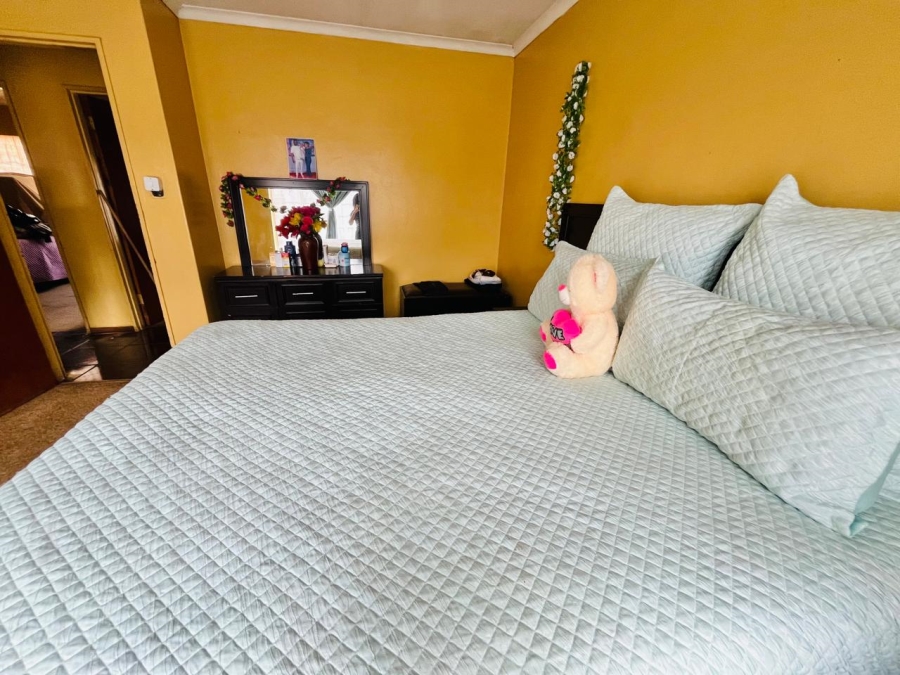 3 Bedroom Property for Sale in Molifi Tau Kloof Free State